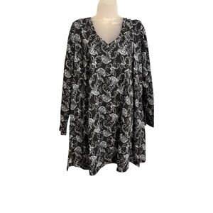 BLACK PRINT V-NECK TOP     PLUS:  22/24